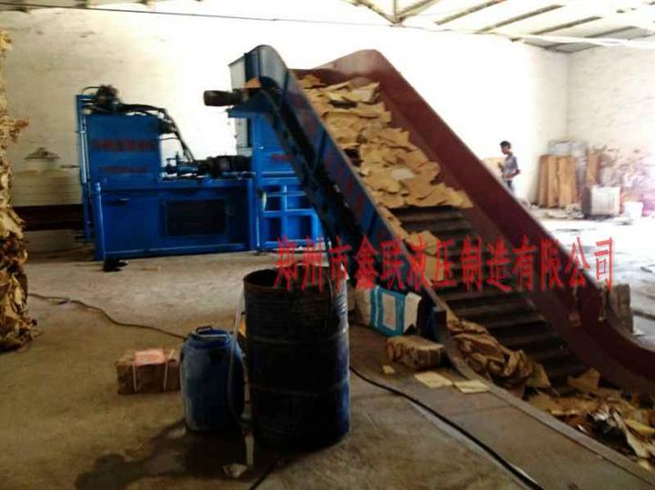 一臺二手臥式廢紙打包機(jī)設(shè)備