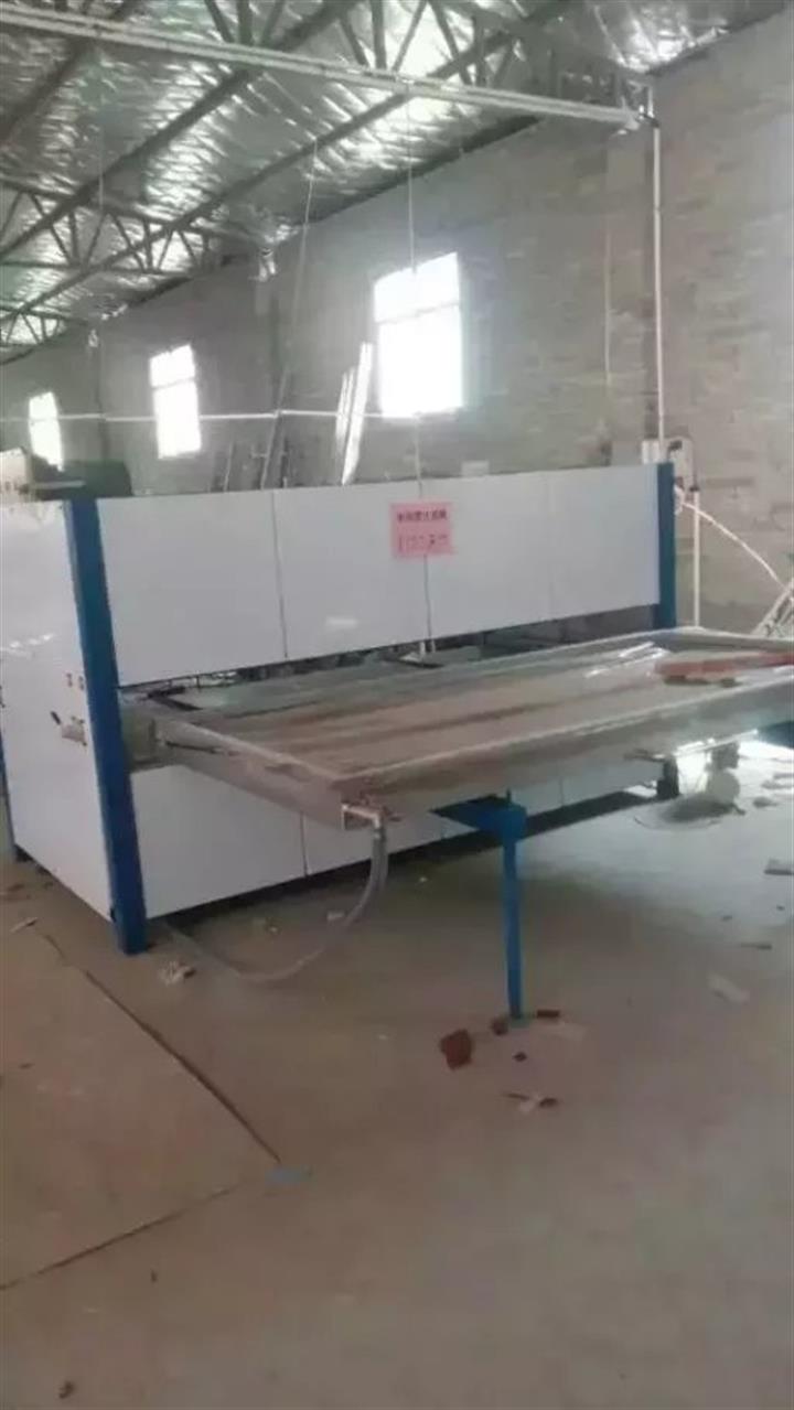 四川木紋轉(zhuǎn)印機(jī)，轉(zhuǎn)印紙自動(dòng)脫落。