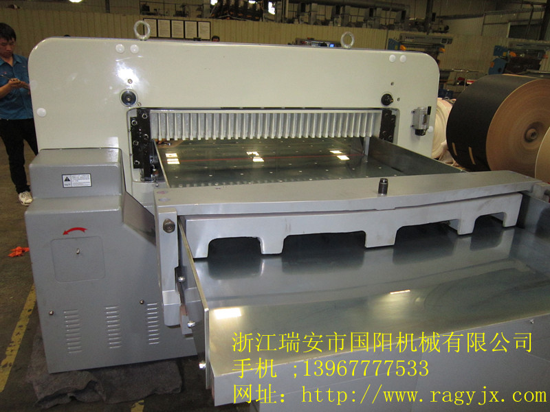 1300雙導軌切紙機6