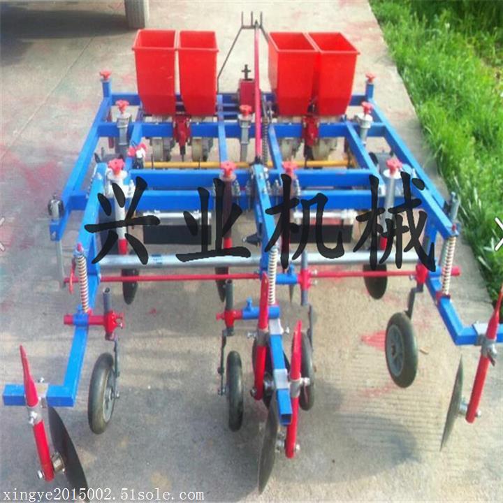 播種覆膜機(jī)廠家   花生早熟用四輪帶播種噴藥覆膜機(jī)