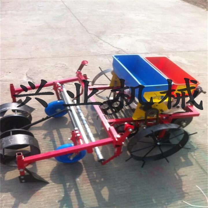 西瓜覆膜機  沙土地覆膜機  噴藥覆膜機