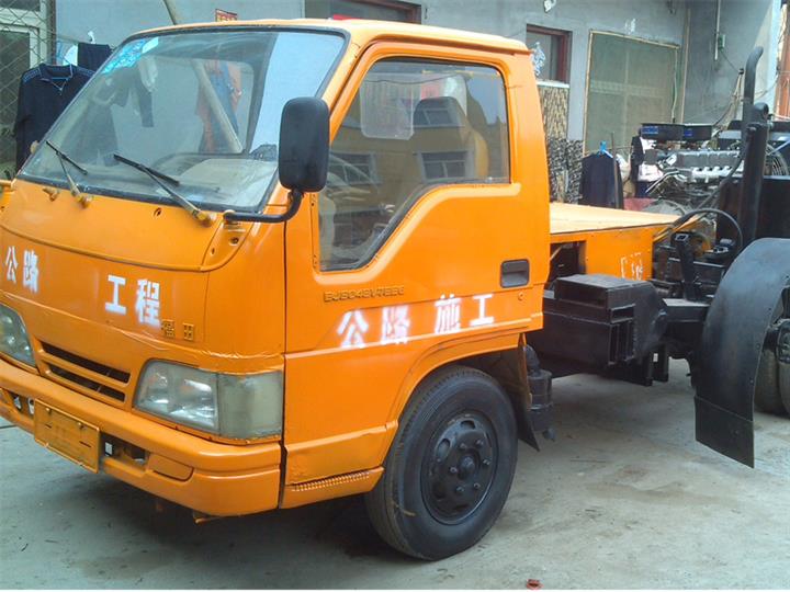 路緣石開(kāi)槽機(jī)生產(chǎn)在興華公路機(jī)械