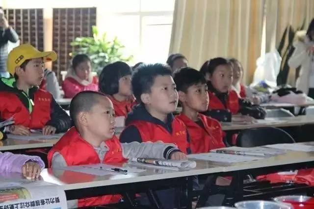 孩子們在認真的聽《報紙與印刷》的有關知識