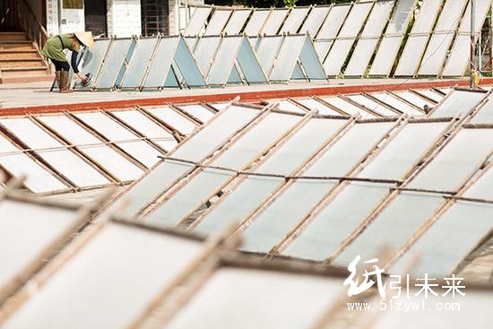 曼召村隨處可見(jiàn)晾曬的傣紙