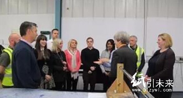 特雷莎&middot;梅在一周之內對兩家印刷公司