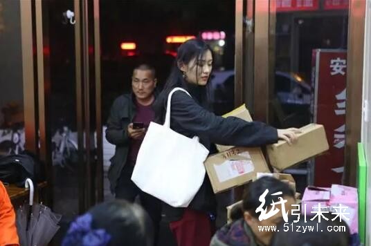 浙江杭州現(xiàn)&ldquo;紙箱食堂&rdquo; 廢舊紙箱可換免費(fèi)宵夜