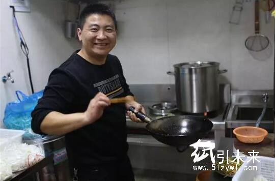 浙江杭州現(xiàn)&ldquo;紙箱食堂&rdquo; 廢舊紙箱可換免費(fèi)宵夜