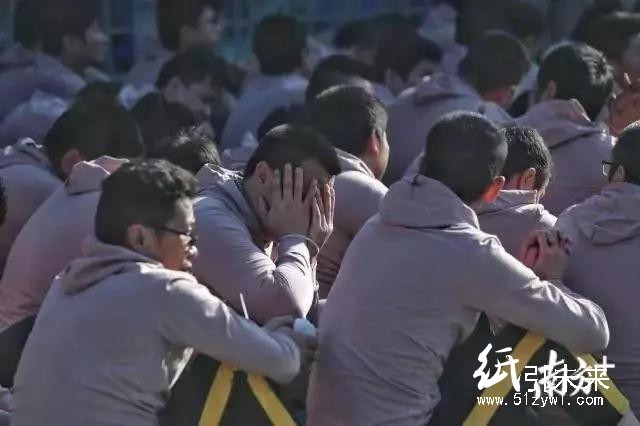 200多名用紙箱載著發財夢想的年輕人，小目標100萬回家過年，結果&hellip;&hellip;