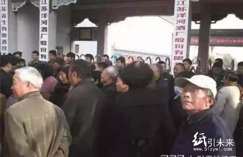 要求同工同酬！300名包裝工人把洋河酒廠大門堵了